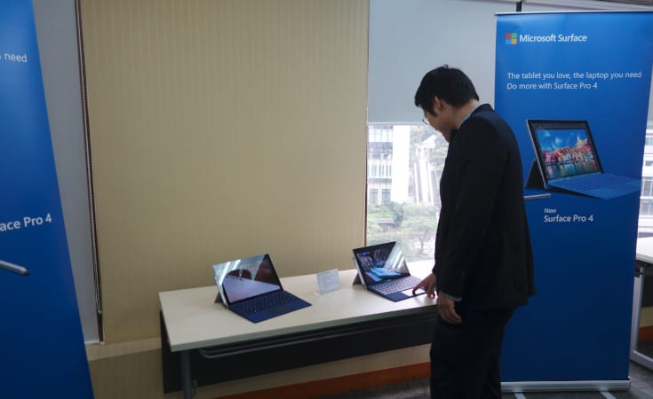 Demonstrating Microsoft Surface Pro 4 new features