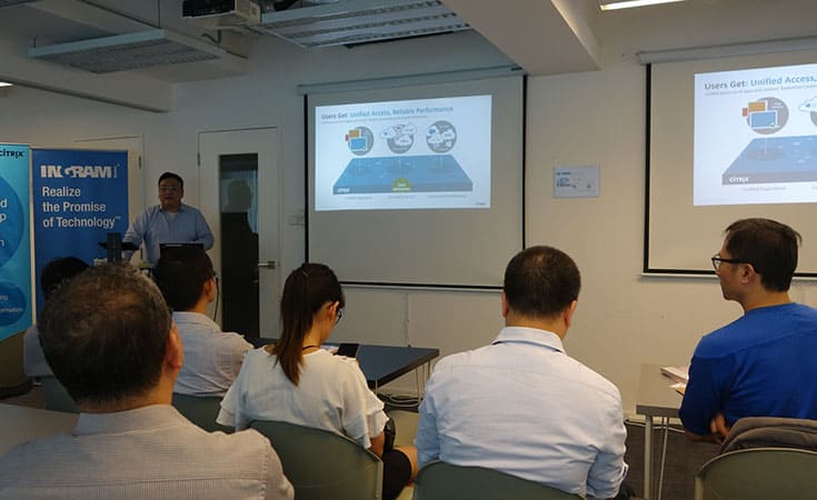 The speaker introducing the benefits of Hybrid Cloud VDI.